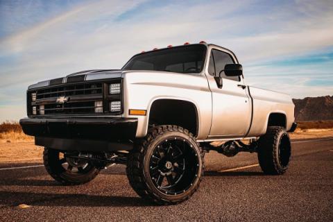 6 Inch Suspension Lift System 56 Inch Rear Springs 77-87 C10/K10 77-87 K5 Blazer 77-87 C15/K15 77-87 Jimmy Rough Country