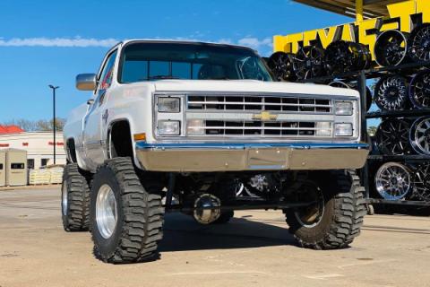 6 Inch Suspension Lift System 56 Inch Rear Springs 77-87 C10/K10 77-87 K5 Blazer 77-87 C15/K15 77-87 Jimmy Rough Country