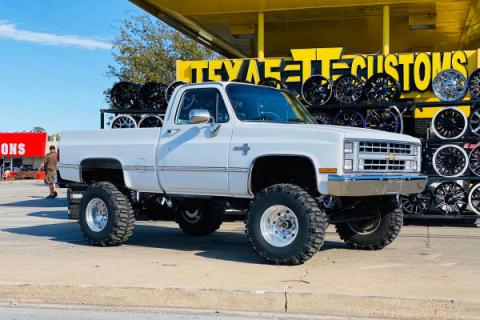 6 Inch Suspension Lift System 56 Inch Rear Springs 77-87 C10/K10 77-87 K5 Blazer 77-87 C15/K15 77-87 Jimmy Rough Country