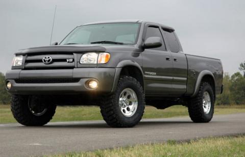2.5 Inch Lift Kit M1 Struts/M1 Toyota Tundra 4WD (2000-2006) Rough Country