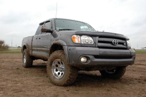 2.5 Inch Lift Kit M1 Struts/M1 Toyota Tundra 4WD (2000-2006) Rough Country
