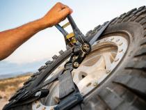 Horizontal Tire Ratcheting Y Tie-Down Strap Bulldog Winch