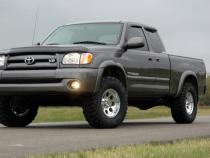 2.5 Inch Lift Kit M1 Struts/M1 Toyota Tundra 4WD (2000-2006) Rough Country