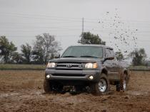 2.5 Inch Lift Kit M1 Struts/M1 Toyota Tundra 4WD (2000-2006) Rough Country