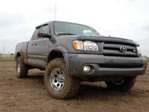 2.5 Inch Lift Kit M1 Struts/M1 Toyota Tundra 4WD (2000-2006) Rough Country